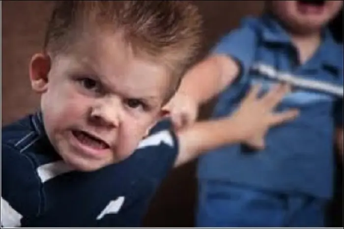 Meu filho é extremamente irritado. O que fazer?